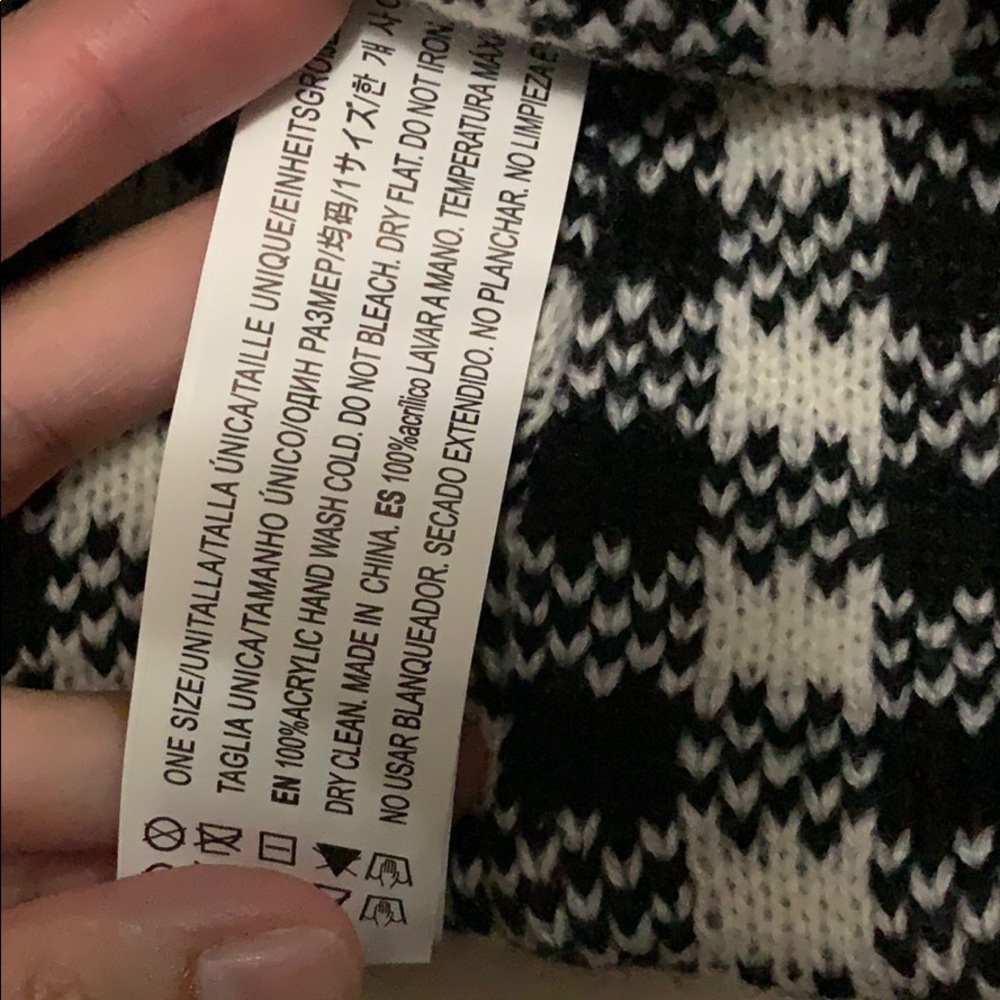 Black and white winter beanie // never worn - Picture 4 of 5